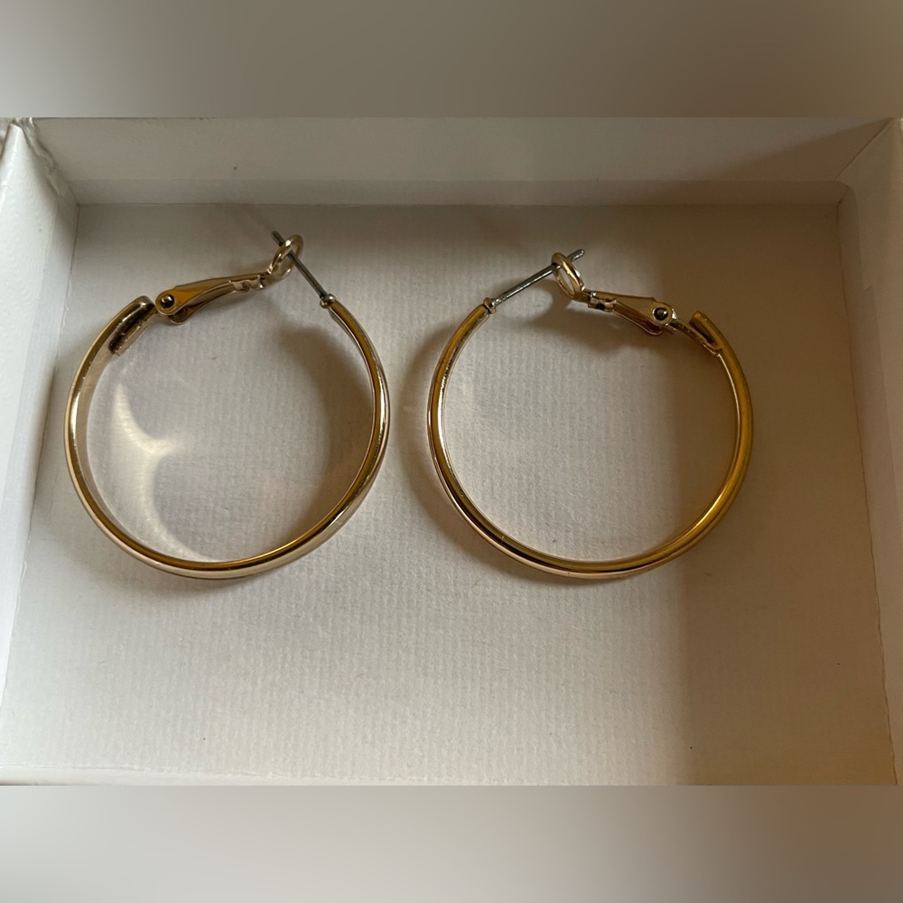 Medium gold hoops